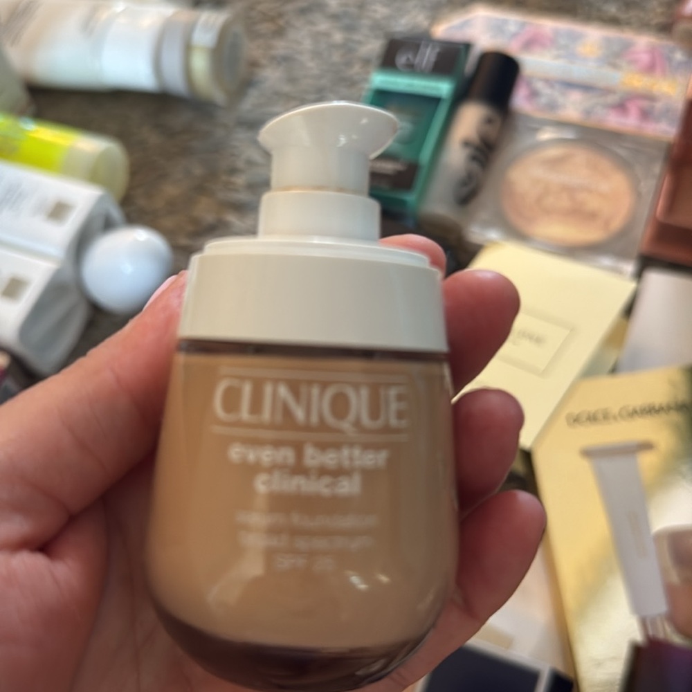 MAKEUP STASH - Picture 11 of 17